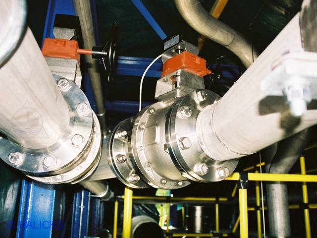 Edelstahl-Rohrleitungen f&uuml;r Lebensmittelindustrie - &copy; Peter Gillar